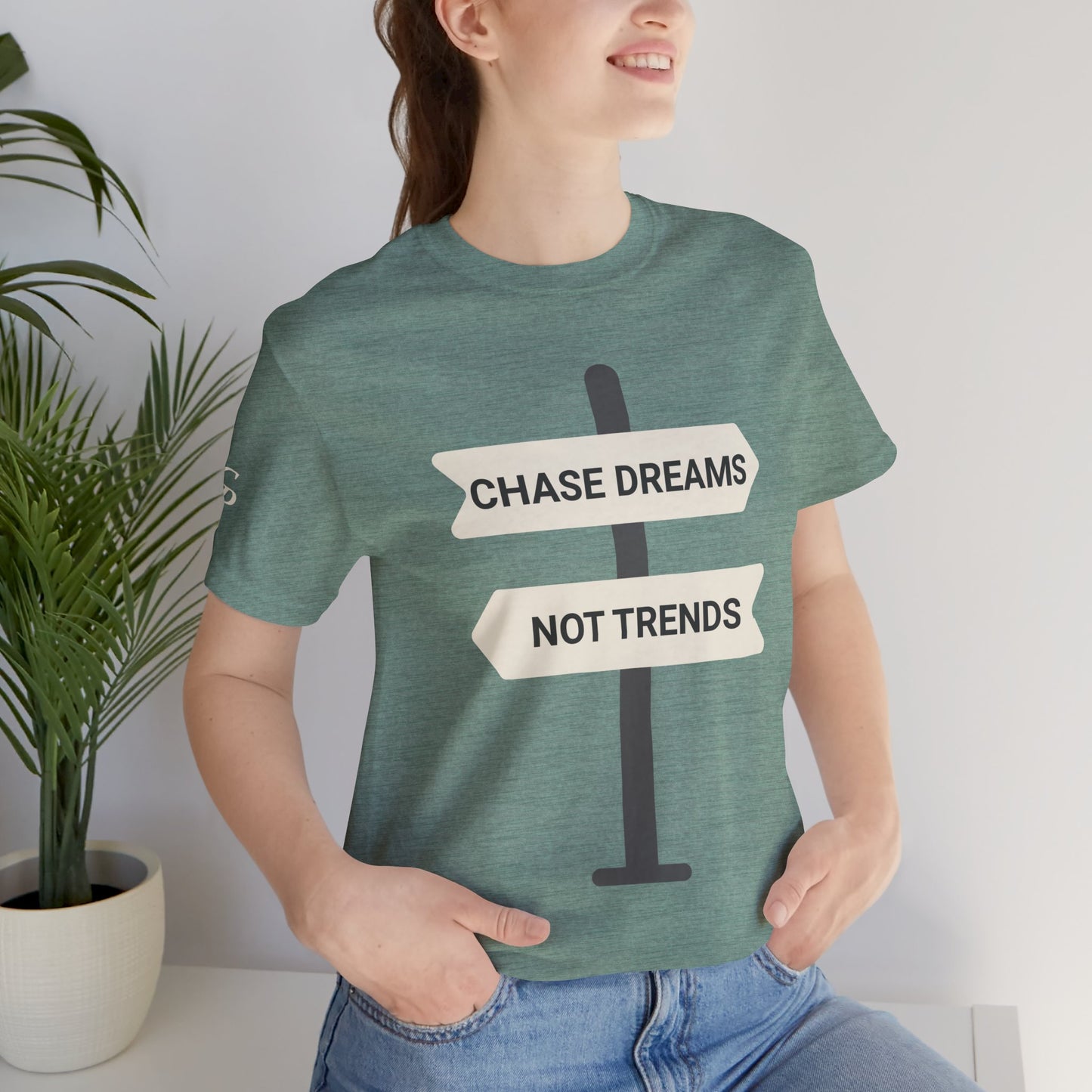 Camiseta motivacional unisex "Persigue sueños, no tendencias"
