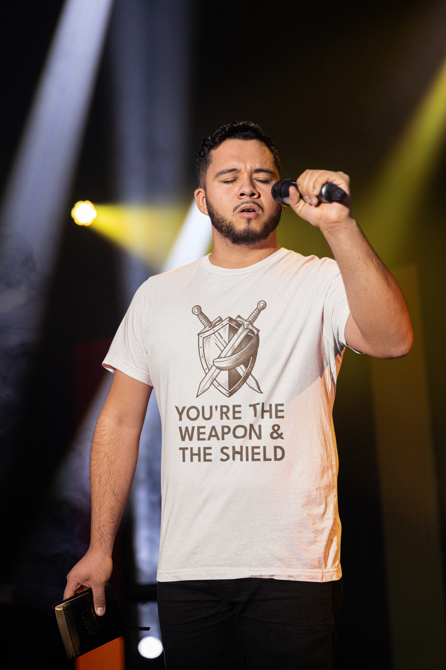 Camiseta unisex de empoderamiento "Eres el arma, el escudo"