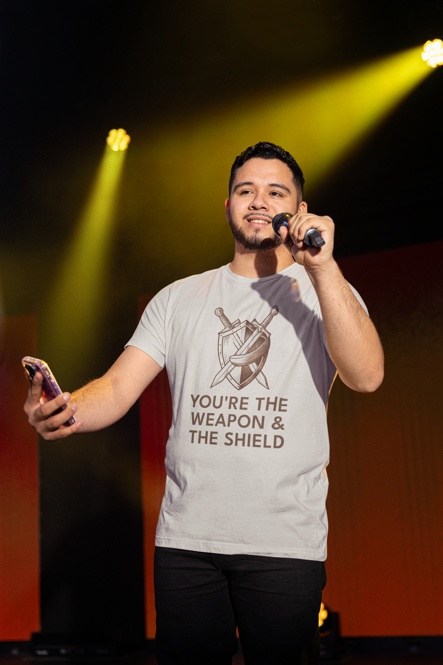 Camiseta unisex de empoderamiento "Eres el arma, el escudo"