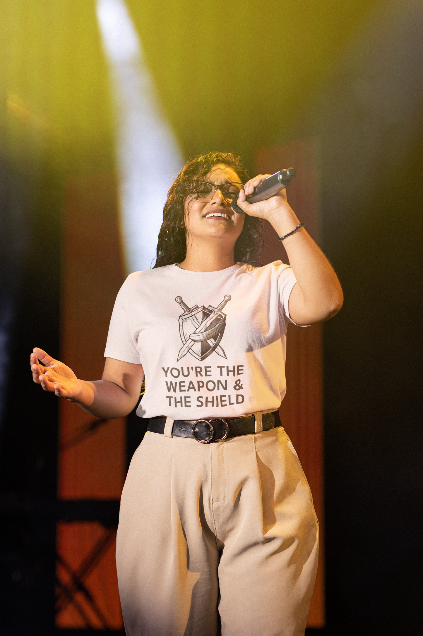 Camiseta unisex de empoderamiento "Eres el arma, el escudo"