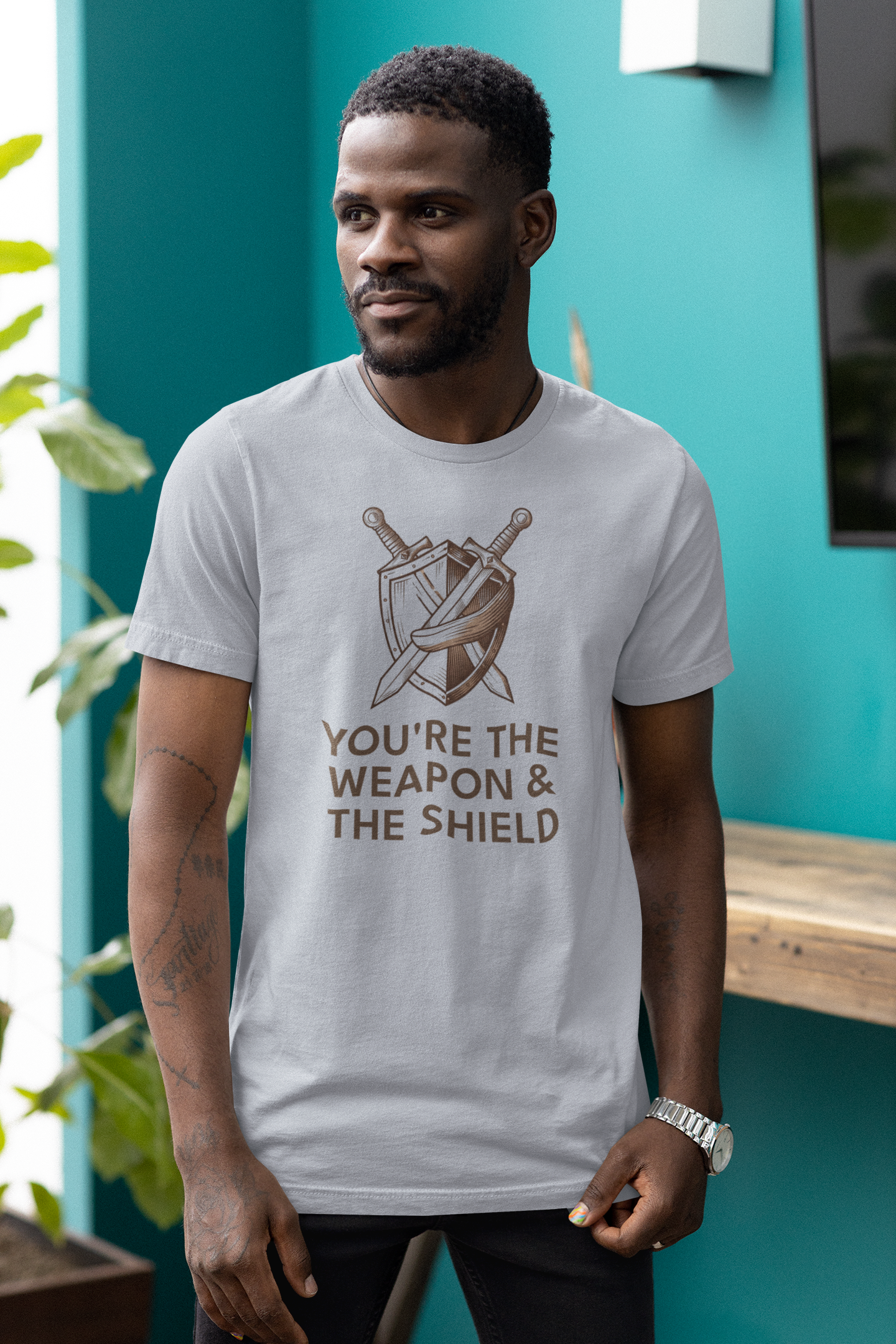 Camiseta unisex de empoderamiento "Eres el arma, el escudo"