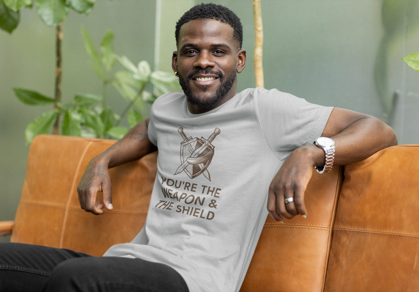 Camiseta unisex de empoderamiento "Eres el arma, el escudo"