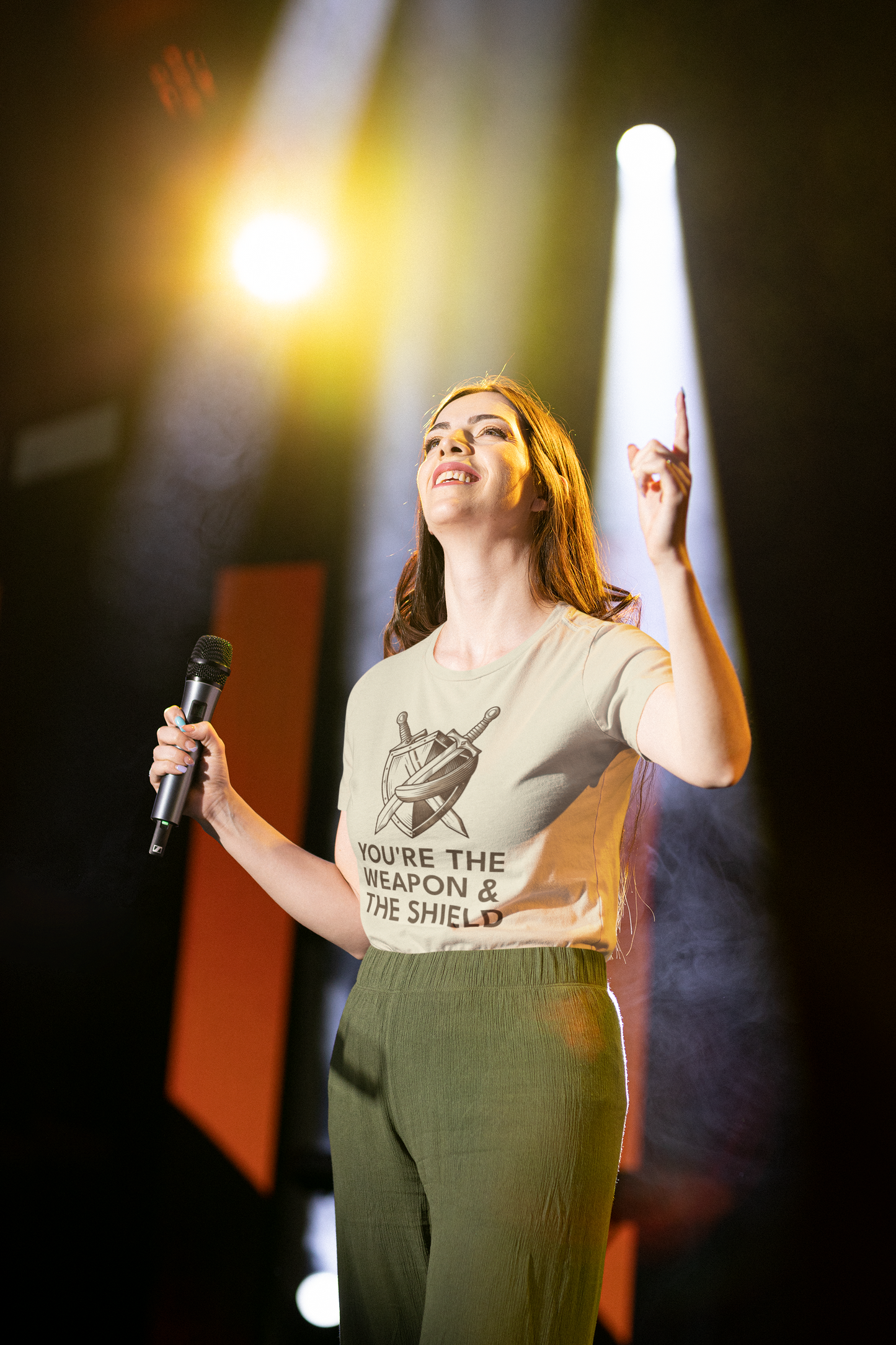 Camiseta unisex de empoderamiento "Eres el arma, el escudo"