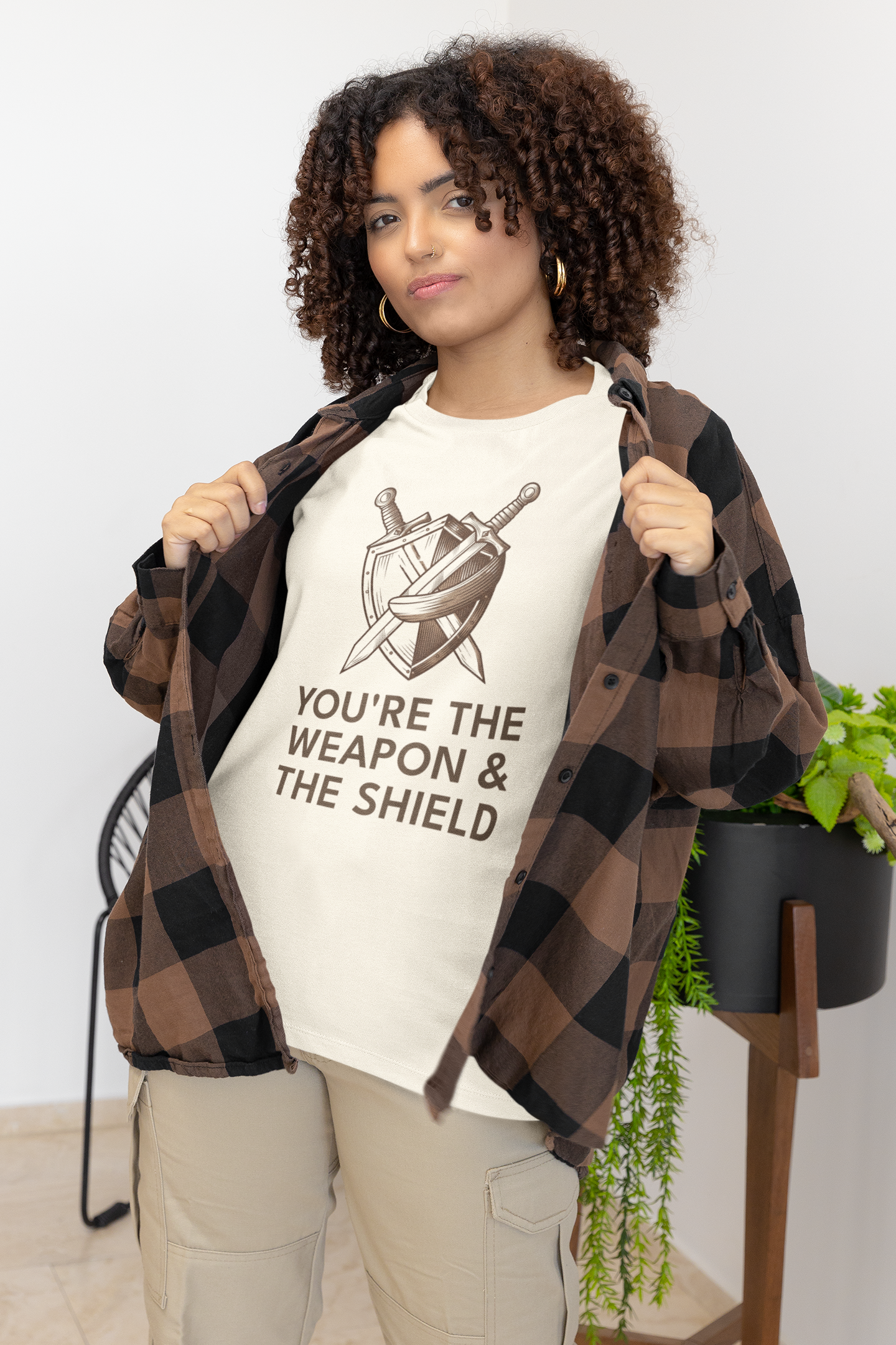 Camiseta unisex de empoderamiento "Eres el arma, el escudo"