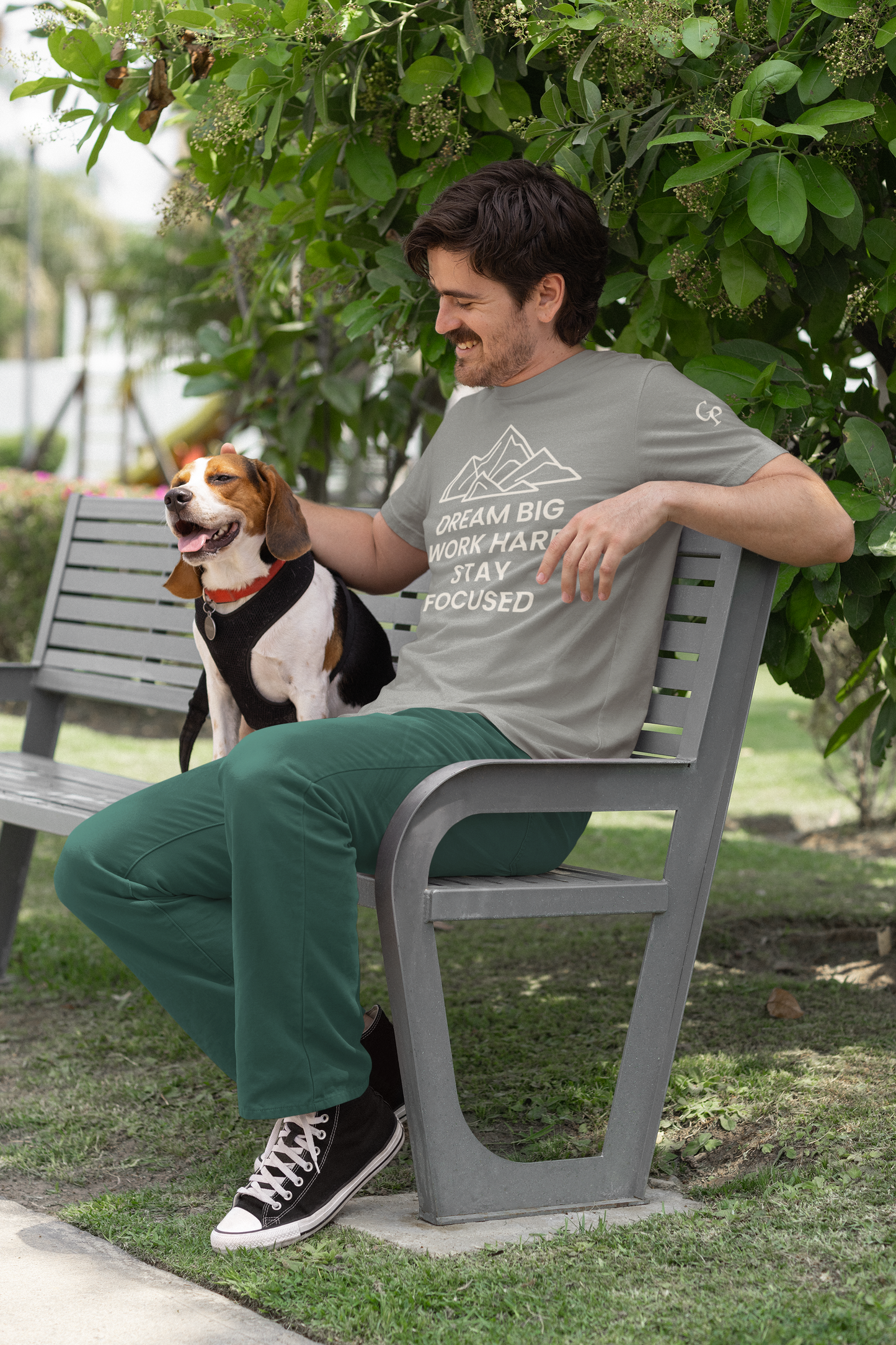 Camiseta motivacional unisex "Sueña en grande, trabaja duro, mantente concentrado"