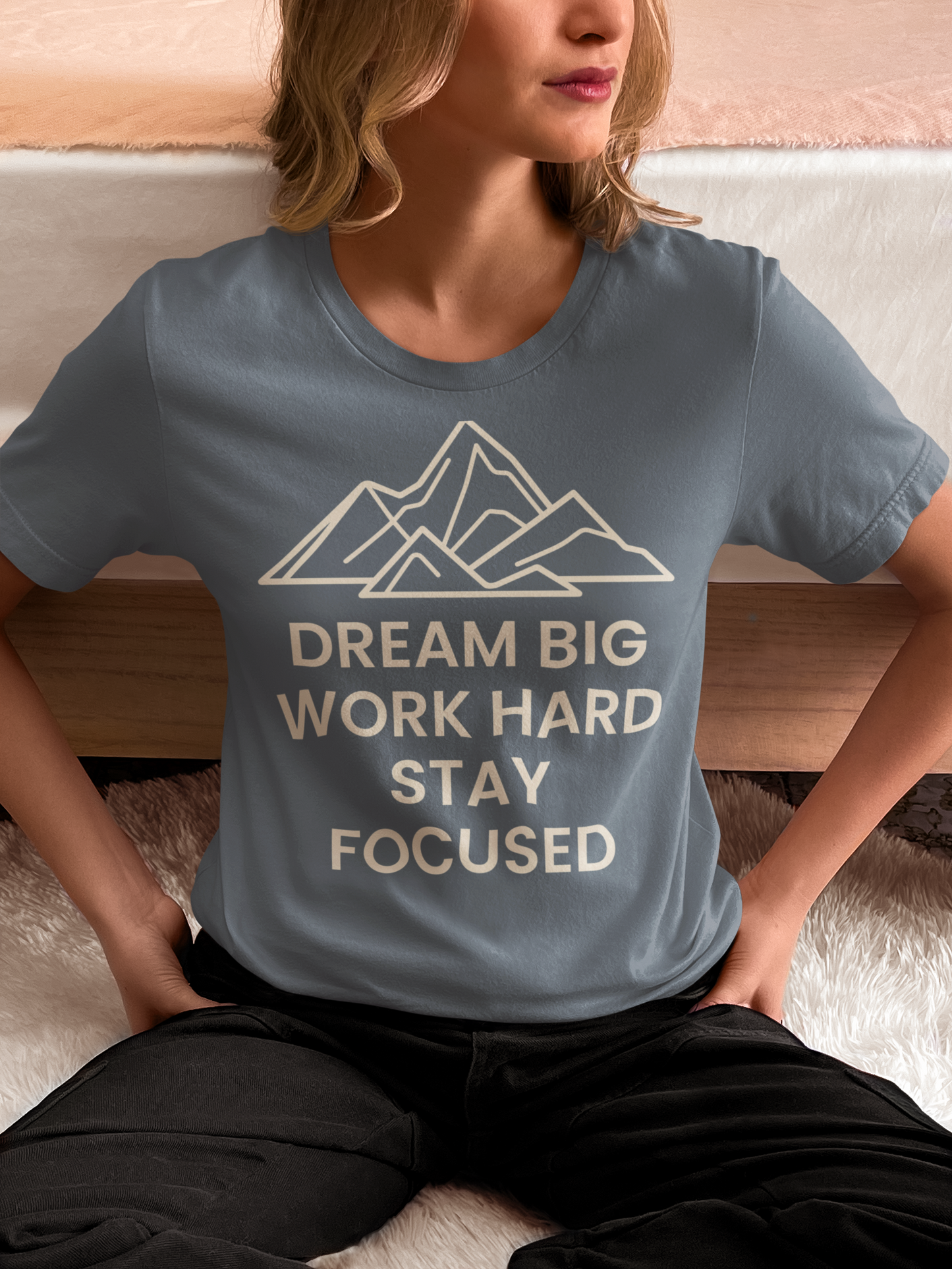 Camiseta motivacional unisex "Sueña en grande, trabaja duro, mantente concentrado"