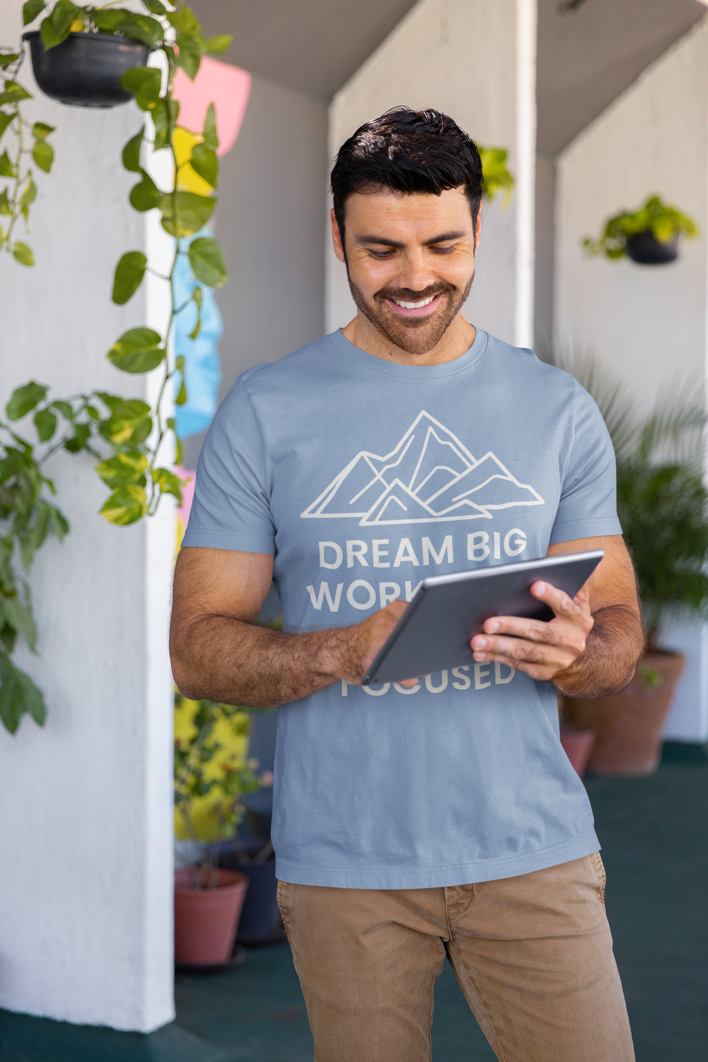 Camiseta motivacional unisex "Sueña en grande, trabaja duro, mantente concentrado"