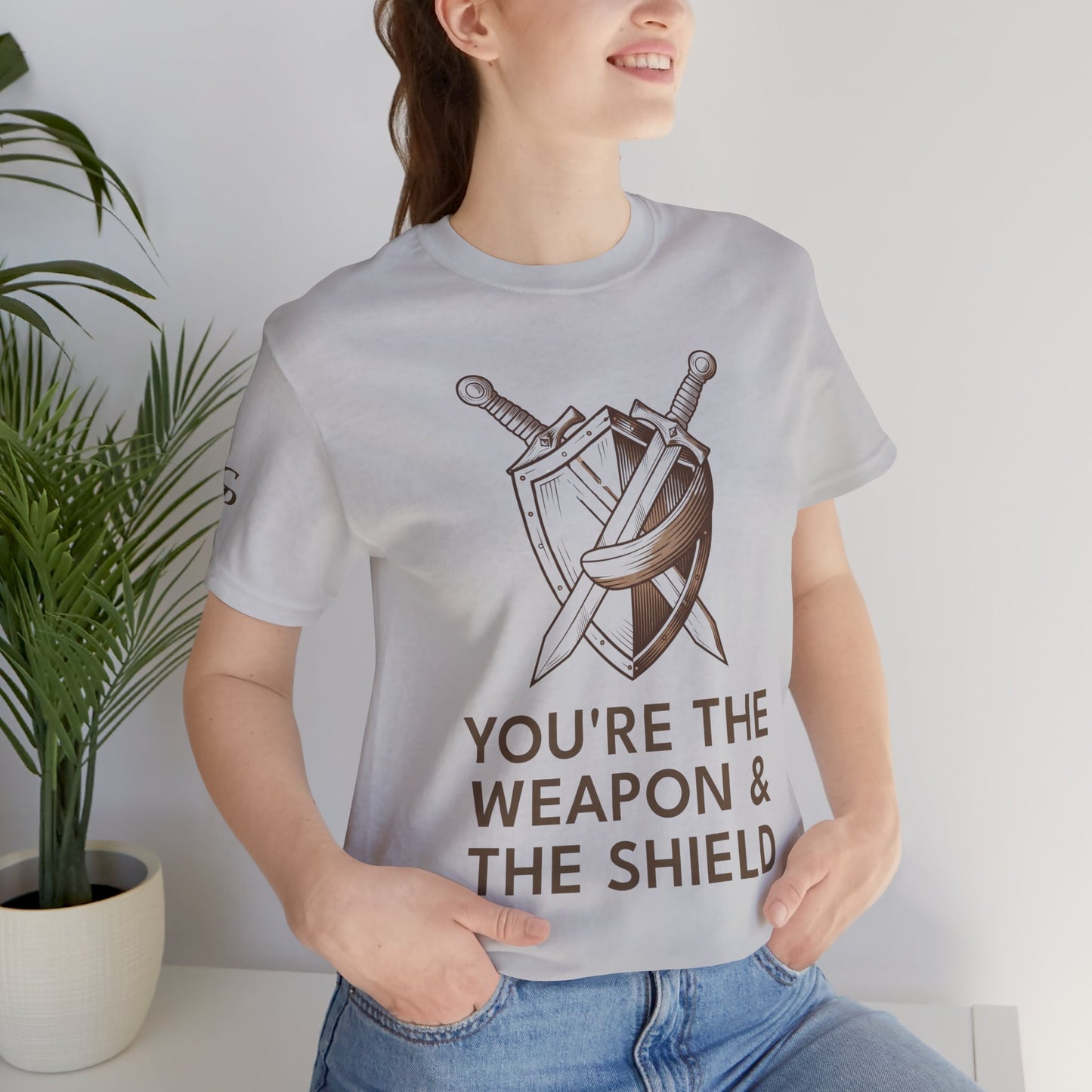 Camiseta unisex de empoderamiento "Eres el arma, el escudo"