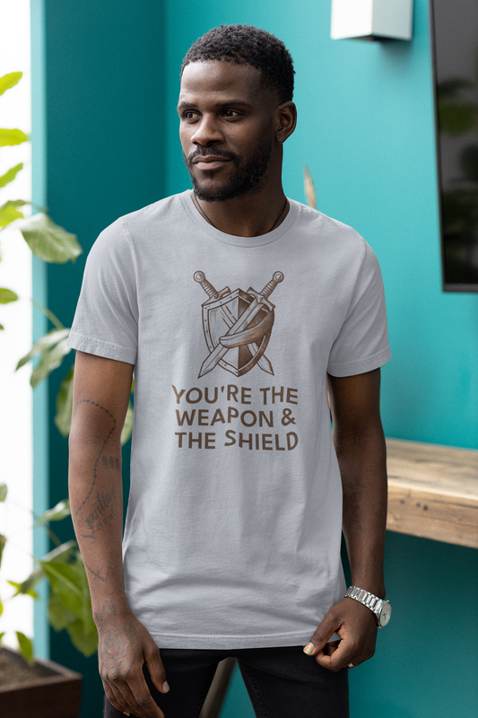Camiseta unisex de empoderamiento "Eres el arma, el escudo"