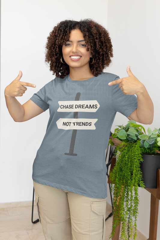 Camiseta motivacional unisex "Persigue sueños, no tendencias"