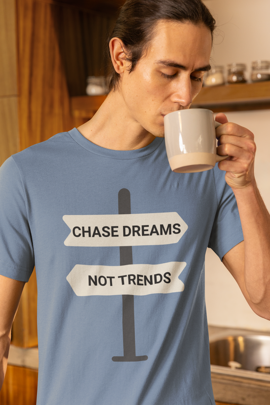 Camiseta motivacional unisex "Persigue sueños, no tendencias"